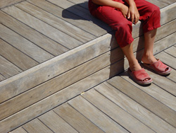 Auch im Holzhandel: Teak für die Terrasse